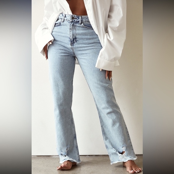 NWT PRETTYLITTLETHING SHAPE VINTAGE RIPPED
STRAIGHT LEG JEANS - Picture 2 of 3